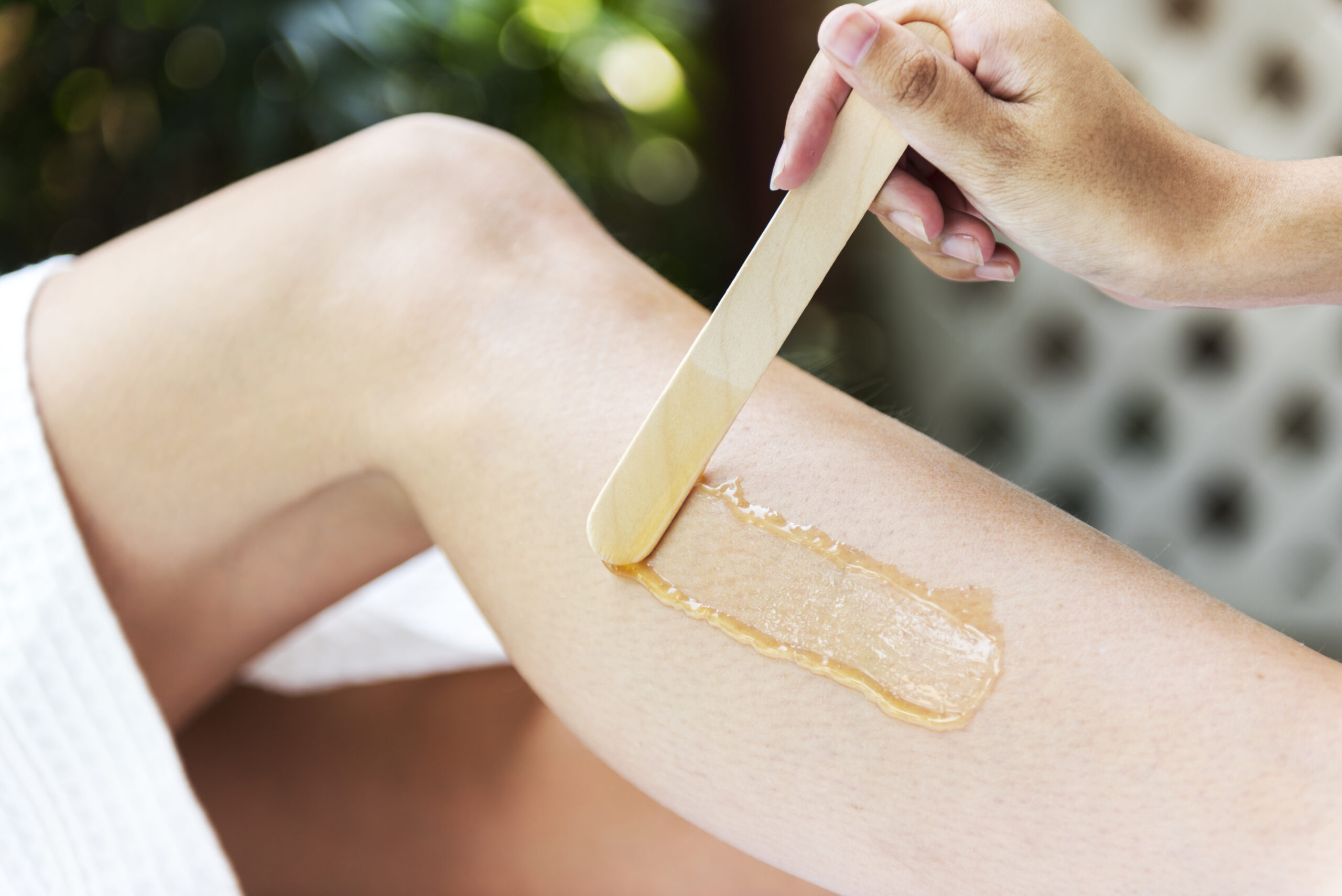 Tratamiento de depilación con cera en centro de estética de Palma