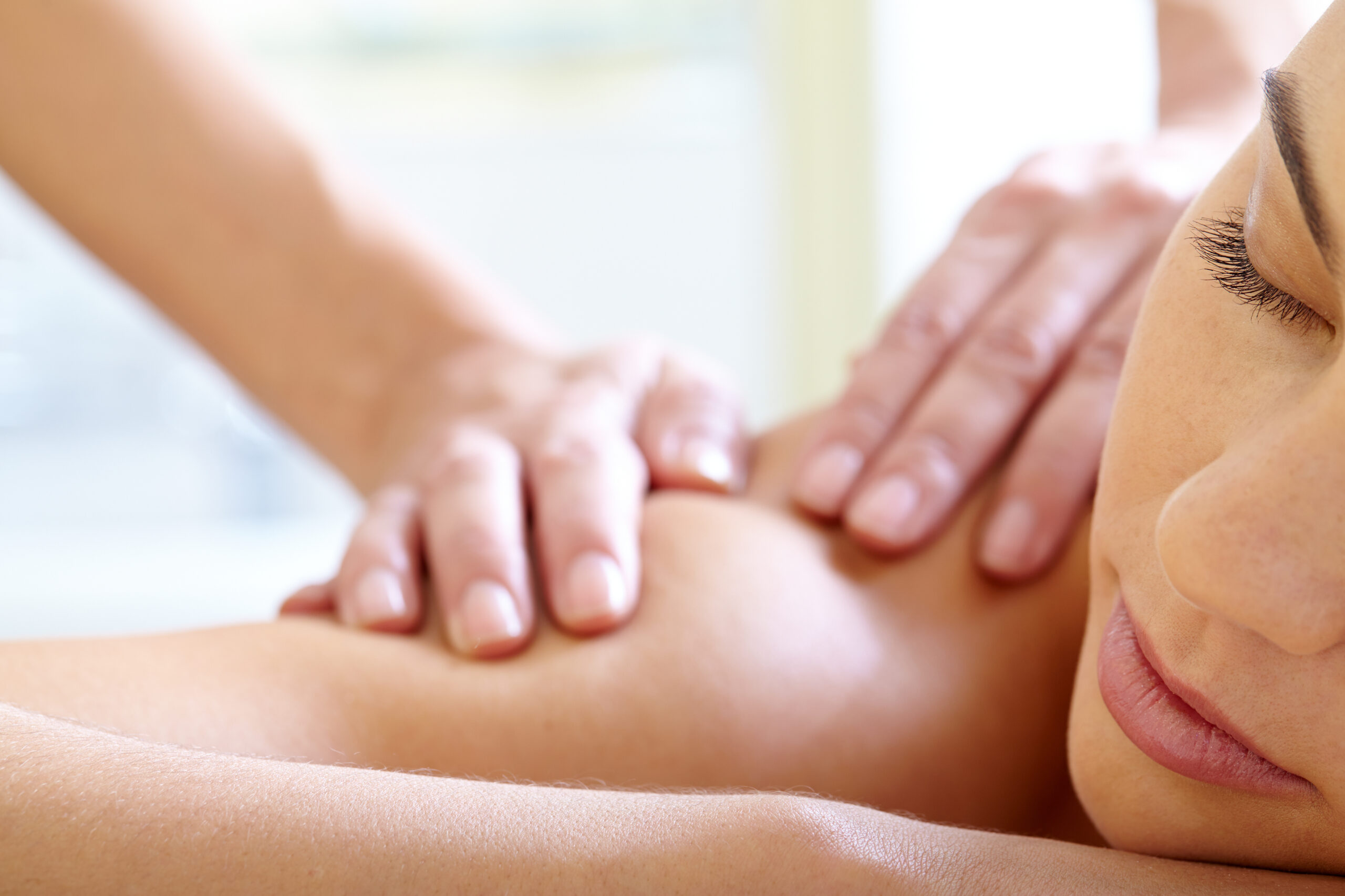Masaje relajante y terapéutico en centro de estética